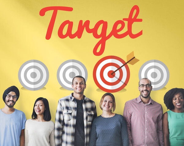 разнообразие людей стоит у стены
