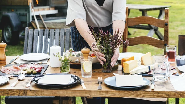 Mujer preparando mesa para la cena — Foto de Stock