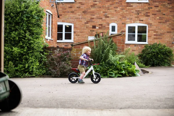 Dziecko jazda rowerem — Zdjęcie stockowe