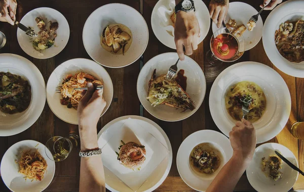 Table à manger avec assiettes et verres — Photo