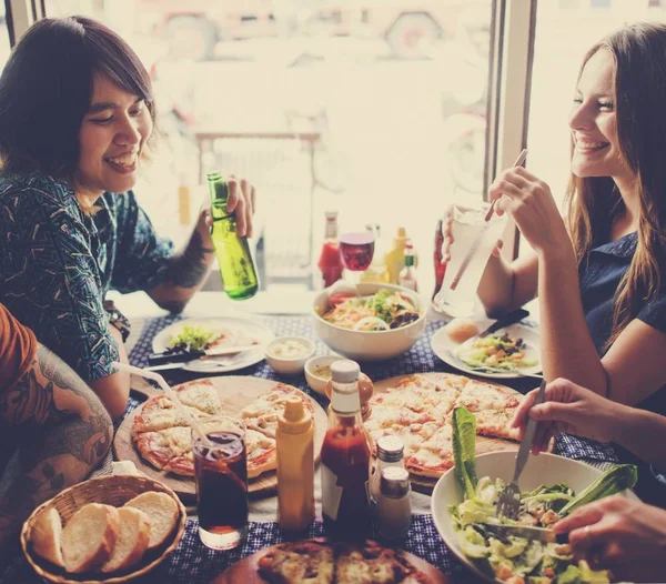 Přátelé jedí pizzu — Stock fotografie