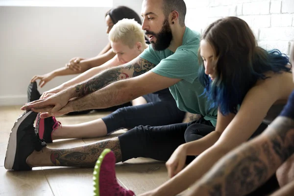 Sportif insanlar Yoga esneme yapıyor