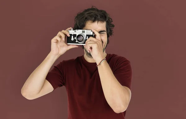 Ο άνθρωπος κάνει φωτογραφίες στην κάμερα — Φωτογραφία Αρχείου