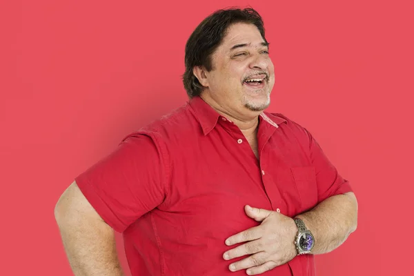 Hombre adulto riendo en camisa roja — Foto de Stock