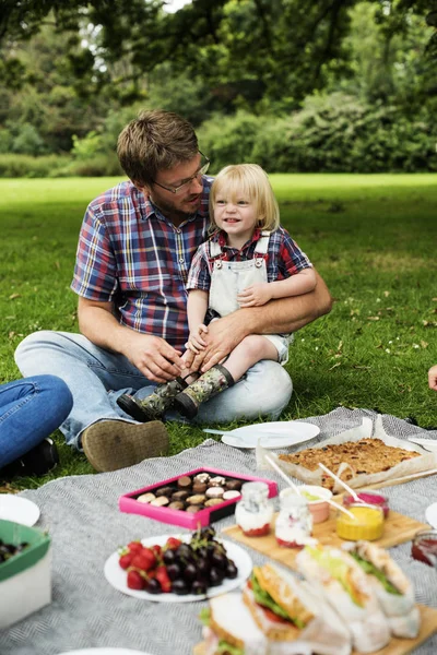 Familia disfrutando de picnic —  Fotos de Stock