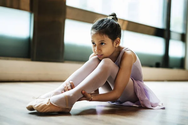Jonge Ballerina beoefenen — Stockfoto