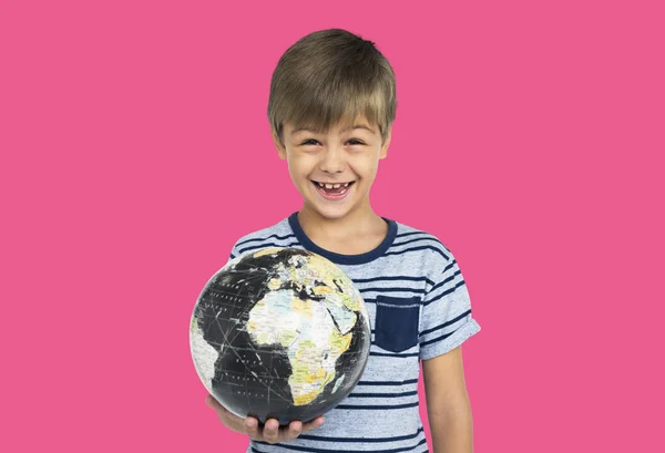 Junge mit Globus — Stockfoto