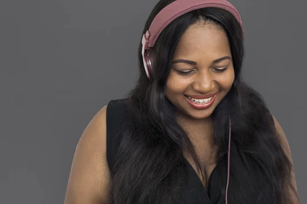 Mulher africana ouvindo música em fones de ouvido — Fotografia de Stock