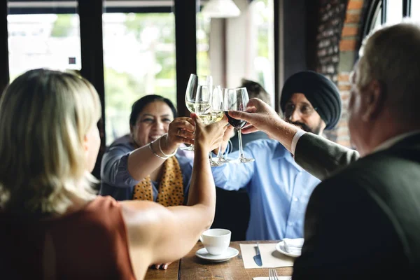 Pessoas Jantar e beber álcool — Fotografia de Stock