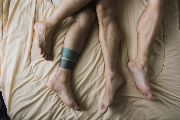 Гей-пара в кровати — стоковое фото