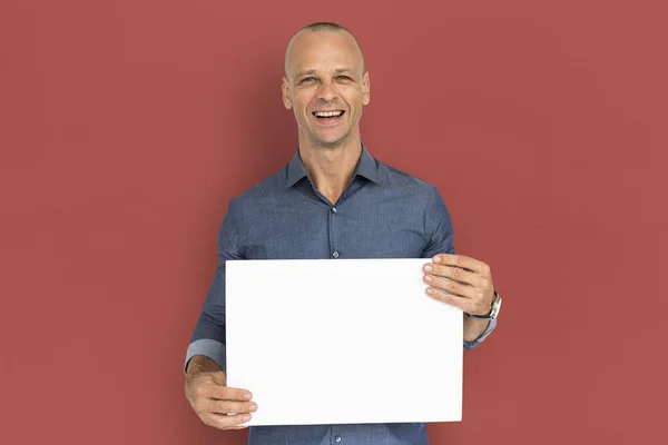 Hombre sosteniendo papel blanco en blanco — Foto de Stock