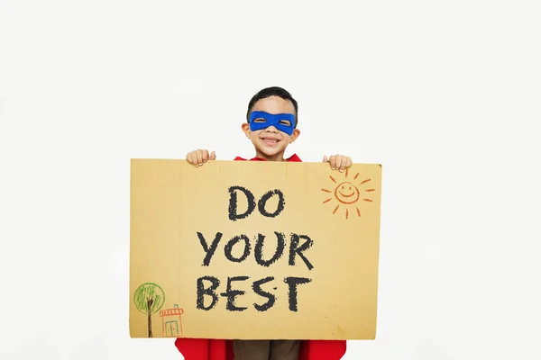 Superheldenjunge mit Pappe in der Hand — Stockfoto