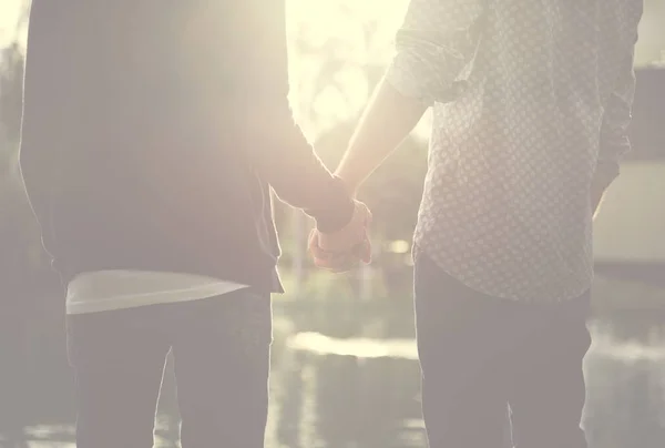 Gay casal de mãos dadas — Fotografia de Stock