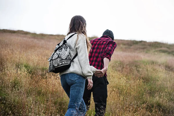 Couple de randonneurs en montagne — Photo