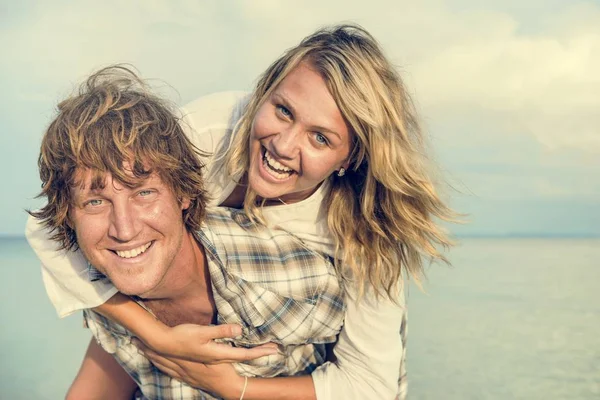 Couple passant du temps sur la plage — Photo