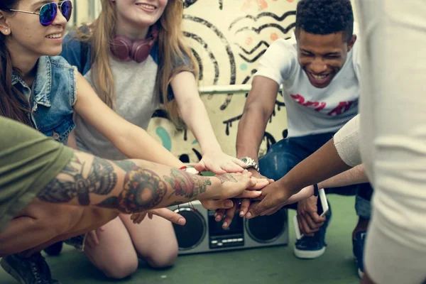 Freunde stapeln Hände — Stockfoto