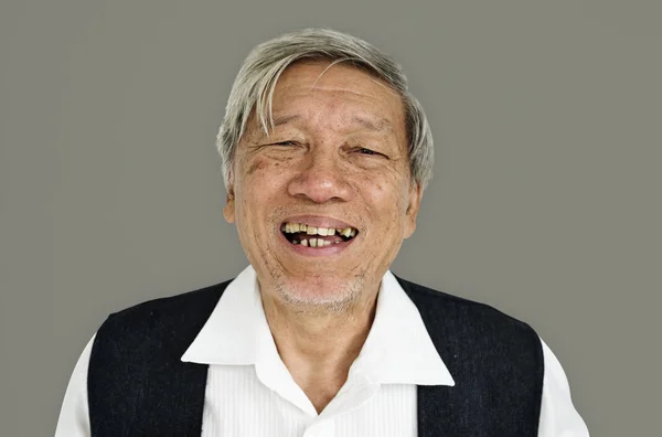 Sonriendo mayor asiático hombre — Foto de Stock