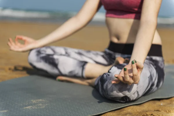 Vrouw doet yoga — Stockfoto