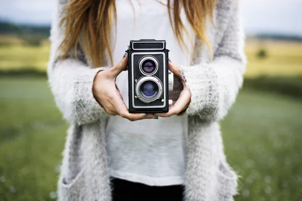 Mujer con cámara fotográfica —  Fotos de Stock