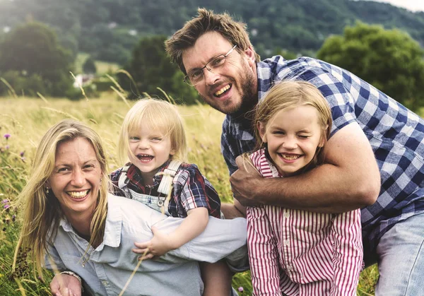 Familie tijd doorbrengen in de natuur — Stockfoto