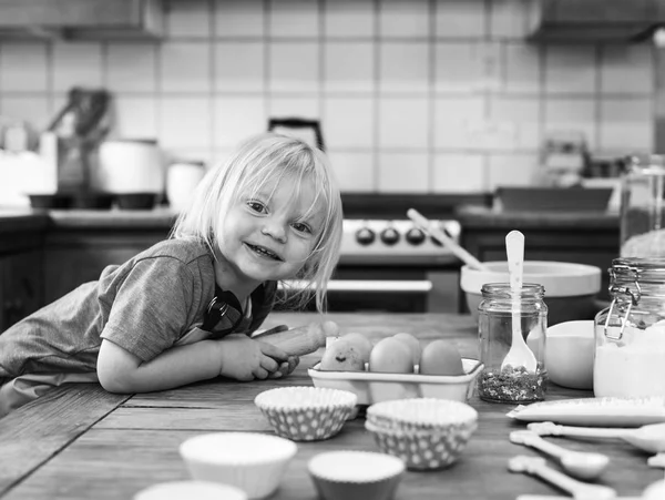 Kleine jongen Baking — Stockfoto