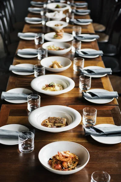 Tavolo da pranzo con piatti e bicchieri — Foto Stock