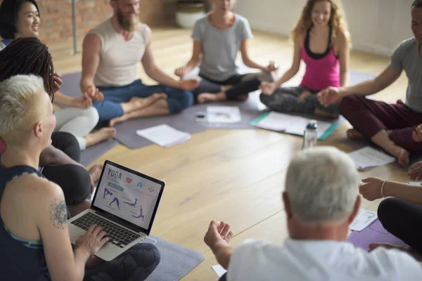 Pessoas fazendo joga — Fotografia de Stock