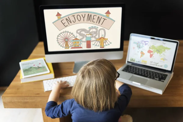 Girl using computer — Stock Photo, Image