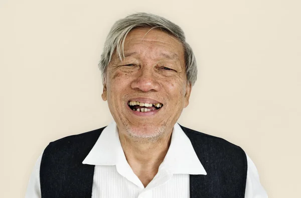 Lächelnder Senior asiatischer Mann — Stockfoto