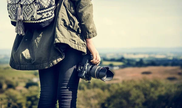 Mujer con cámara fotográfica —  Fotos de Stock