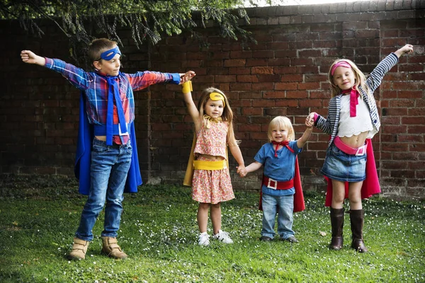 Crianças em trajes de super-heróis — Fotografia de Stock