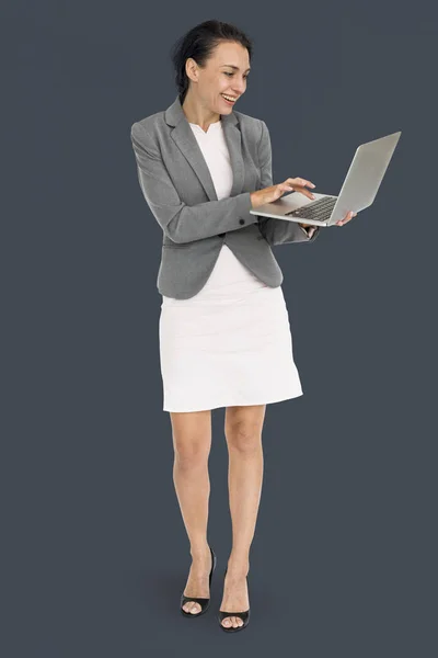 Affärskvinna Arbetar på laptop — Stockfoto