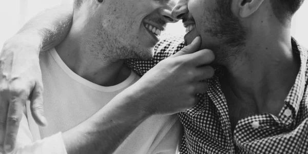 Гей-пара целуется — стоковое фото