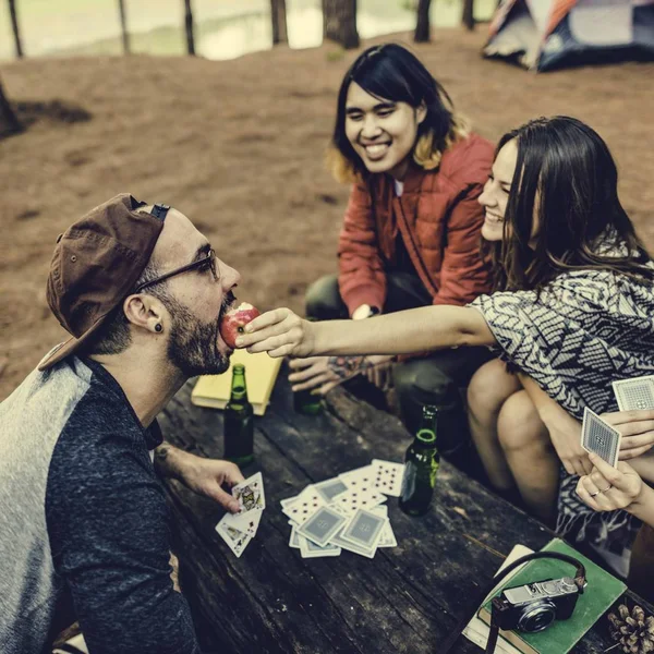 Junge Freunde auf Reisen — Stockfoto