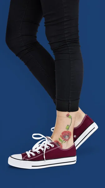 Tatuagem de flor no tornozelo — Fotografia de Stock