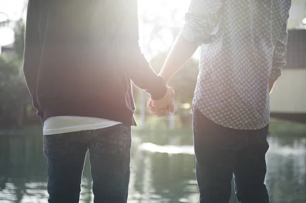 Gay casal de mãos dadas — Fotografia de Stock