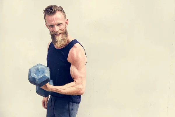 Man tränar på gym — Stockfoto