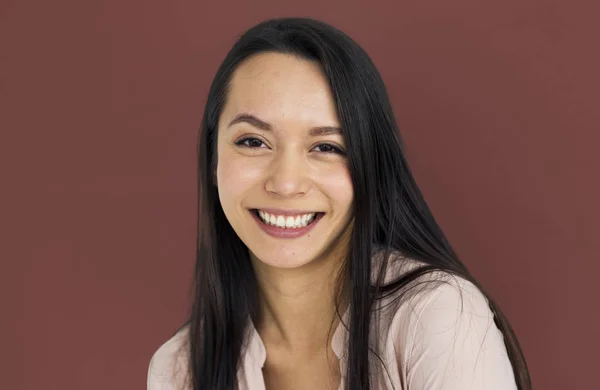 Junge Frau mit langen Haaren — Stockfoto