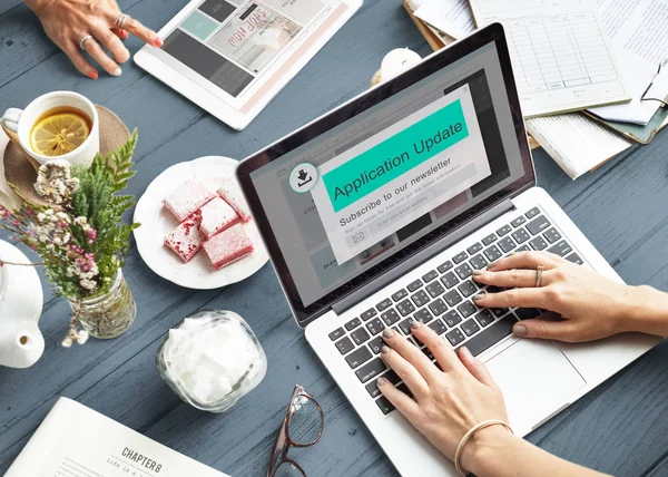 Mujer manos escribiendo en el teclado del ordenador portátil — Foto de Stock