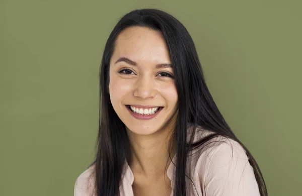 Junge Frau mit langen Haaren — Stockfoto