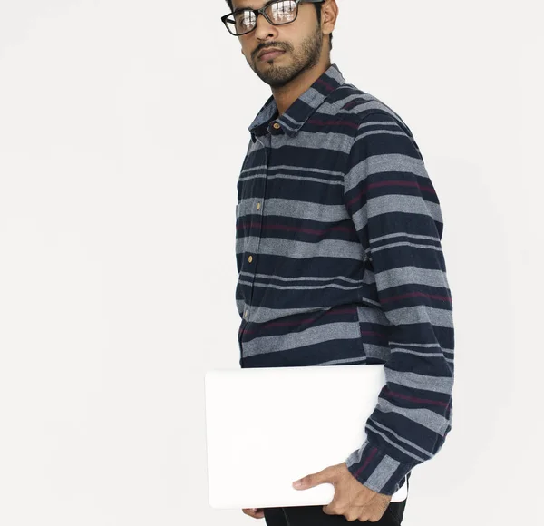 Indiano homem segurando laptop — Fotografia de Stock