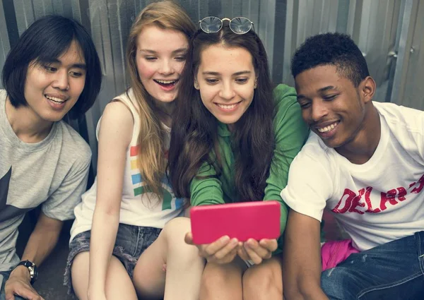 Amigos adolescentes usando teléfono inteligente —  Fotos de Stock