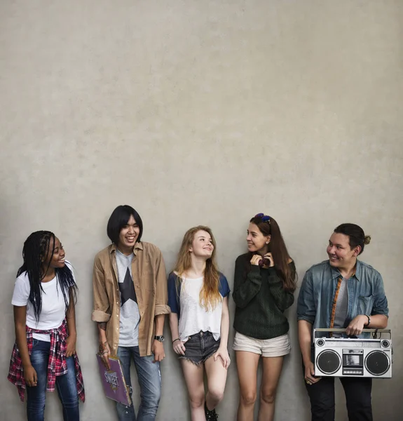 Tonåringar i Casual kläder — Stockfoto