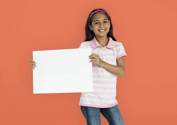 Menina alegre segurando papel em branco — Fotografia de Stock