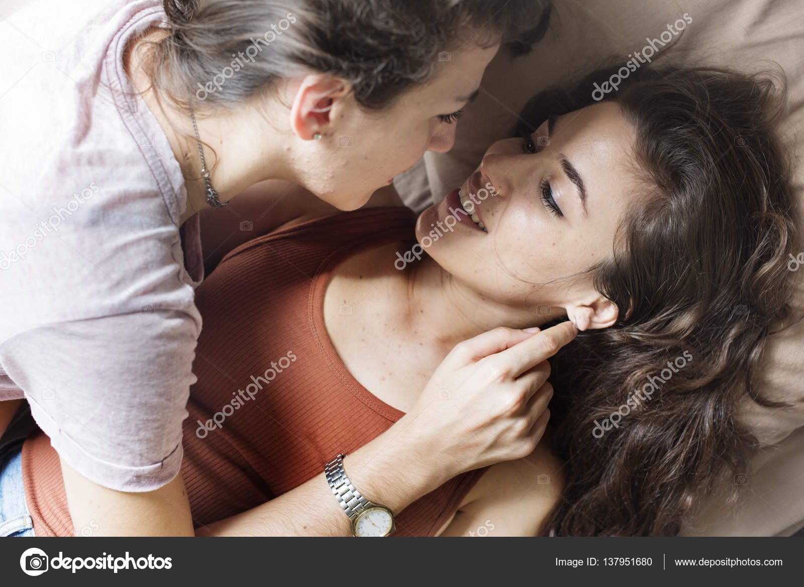 Lesbian page 1. Однополая любовь женщины к женщине. Поцелуй Стоковая девушки. Поцелуй двух девушек 5 минут. Лесбиянские отношения фотографии.