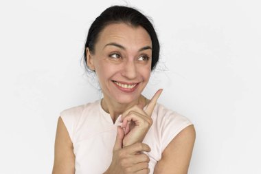 Parmakla işaret eden kadın