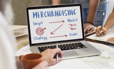 dizüstü bilgisayarda çalışan mimar