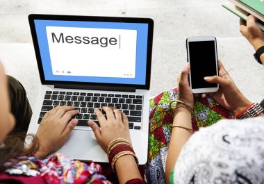 laptop ve cep kullanan kişiler