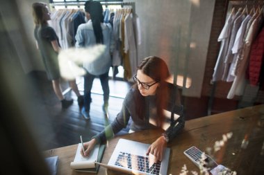 Dükkanında çalışmaktan Wowan