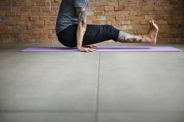 Yoga egzersiz egzersiz yapan erkek